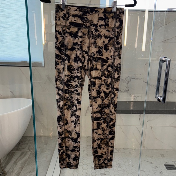 lululemon athletica Pants - Lululemon Wunder Train 25” High-Rise Tight with Pockets in Black and Tan Tie Dye